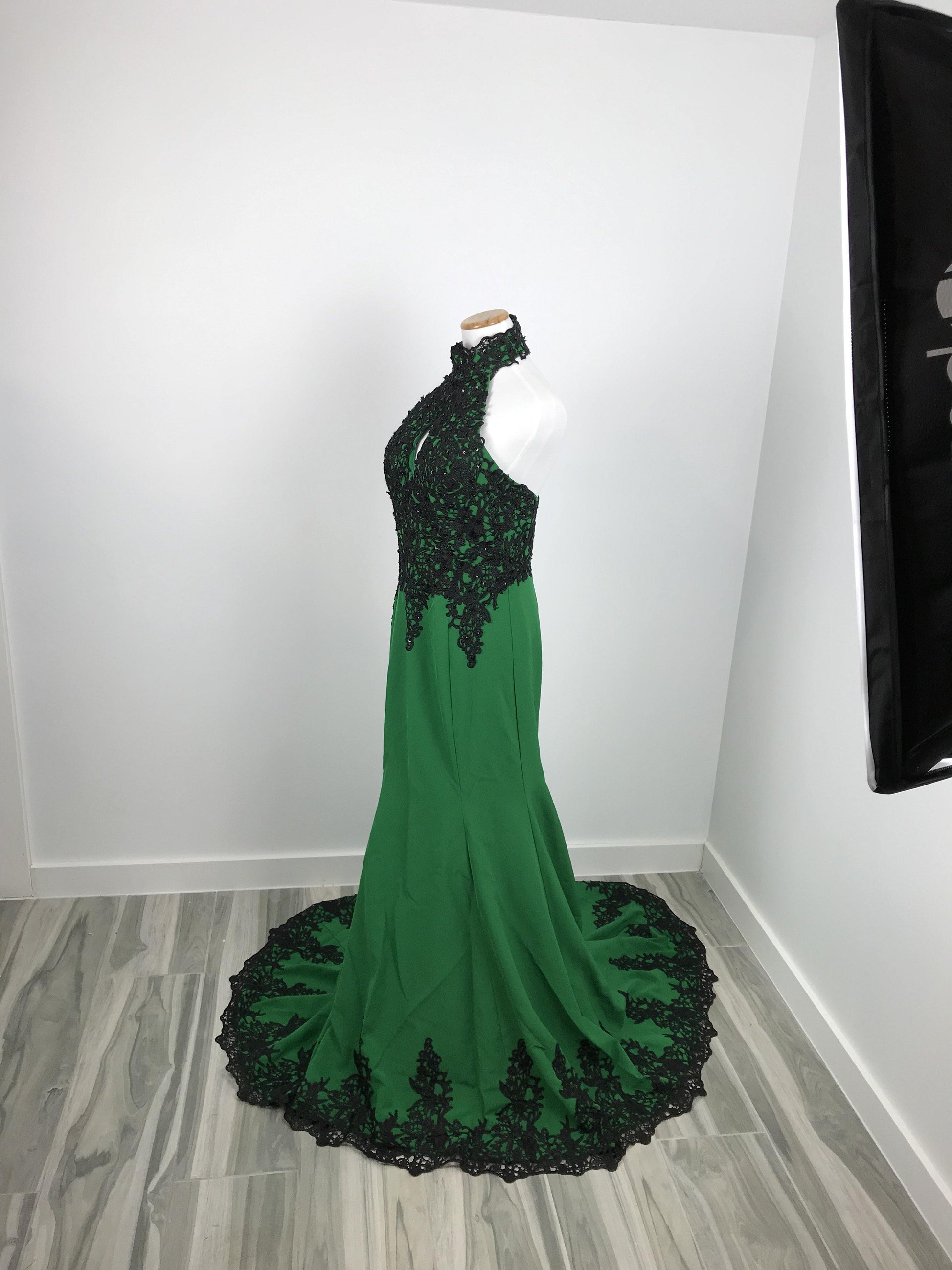 Elegant Black Lace Green Halter Lace Mermaid Prom Evening Dress